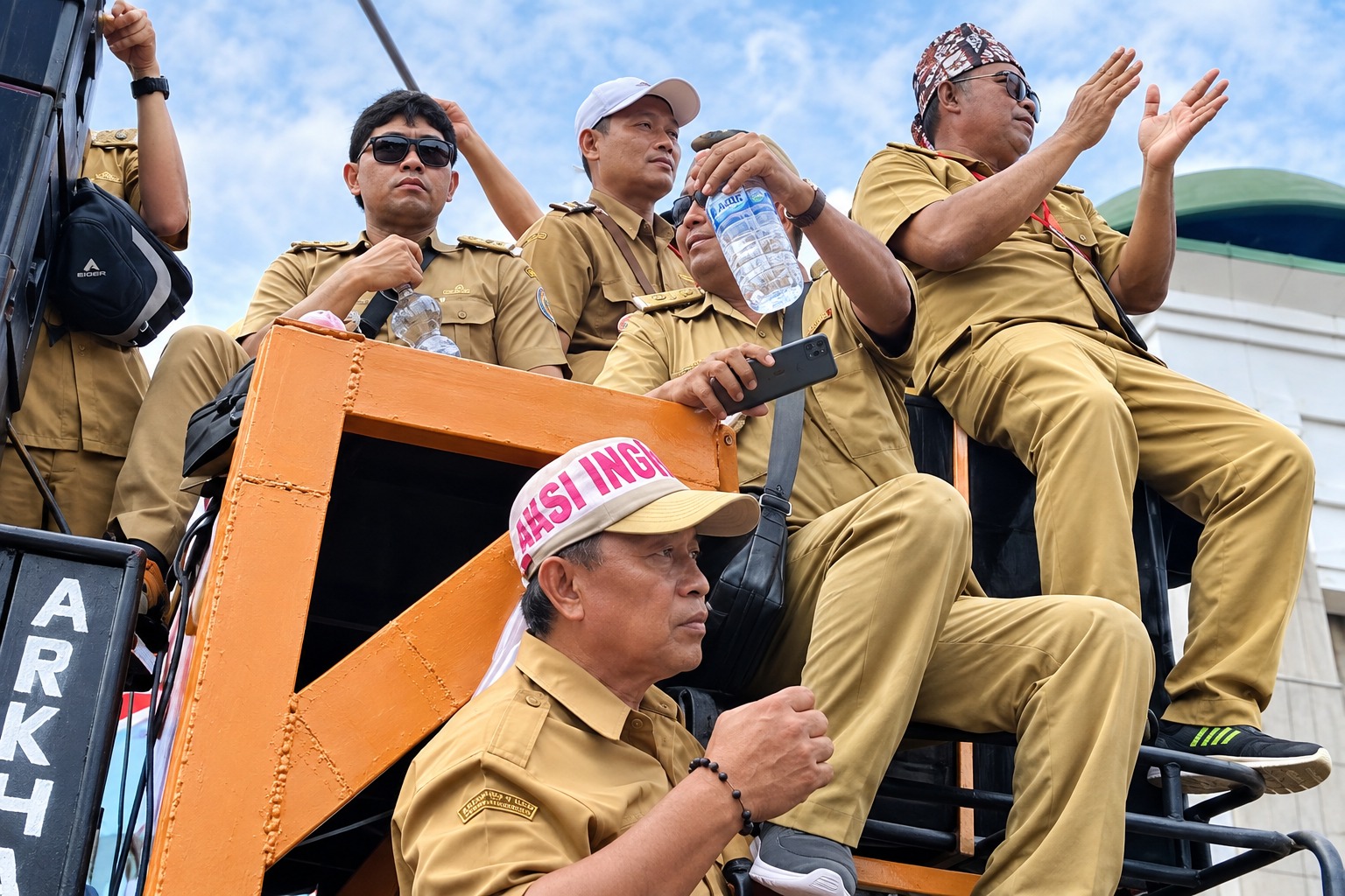 36 RIBU KADES GERUDUK DPR: TUNTUT PERPANJANGAN JABATAN DAN USUL HAPUS PILKADES DEMI EFISIENSI ANGGARAN