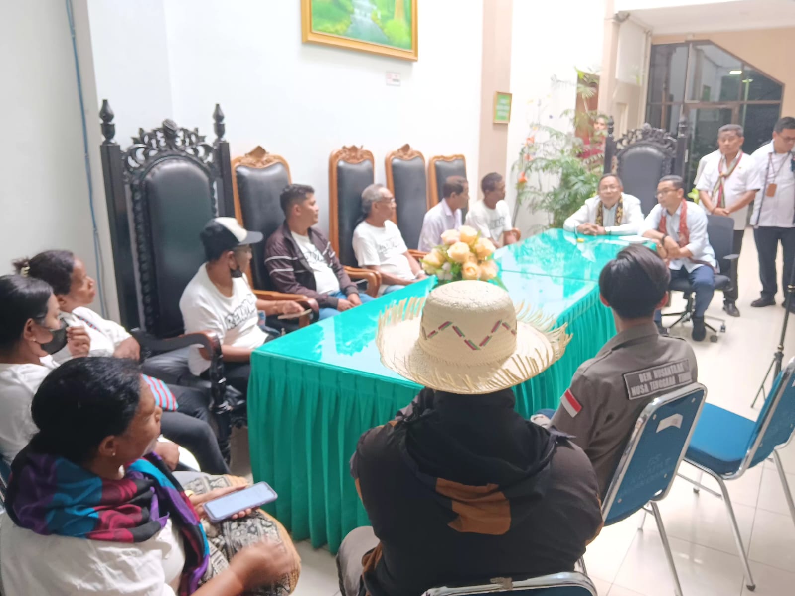 Koordinator Aksi dan keluarga terdakwa saat menggelar aksi damai dan audiensi bersama Ketua Pengadilan Negeri Kelas IA Kupang terkait kasus pembunuhan Kristian Bokol.