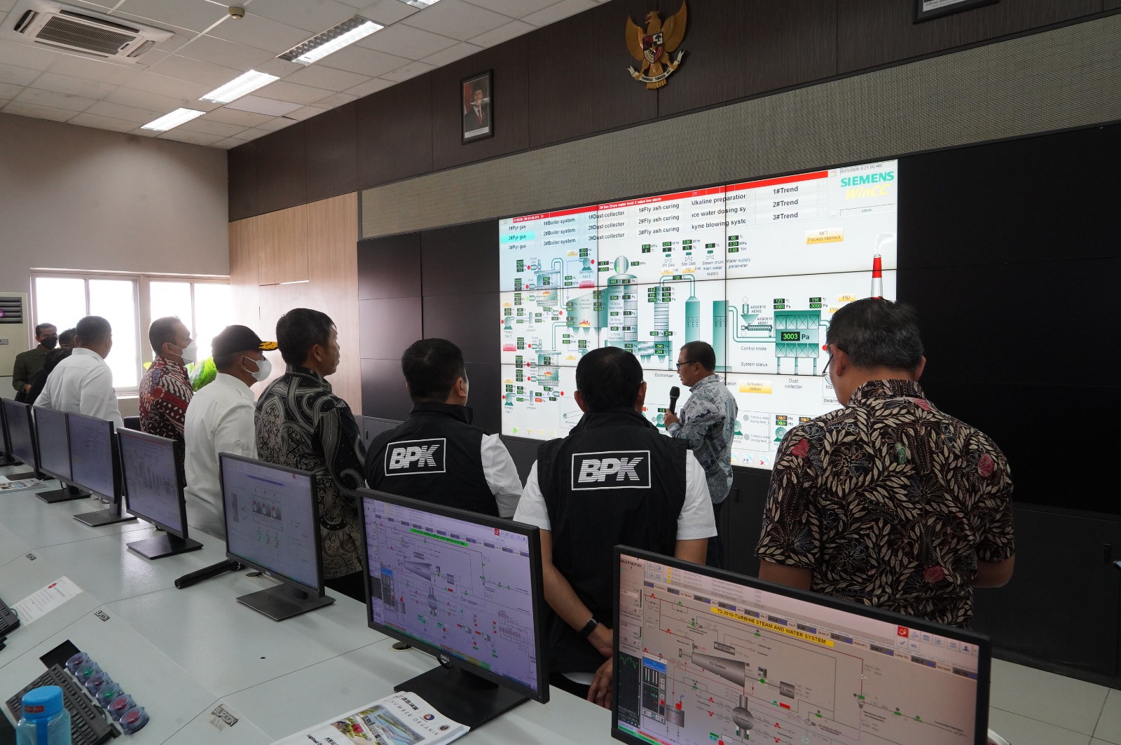 BPK meninjau langsung tata kelola dan efektivitas PSEL TPA Benowo Surabaya yang mengolah 1.600 ton sampah per hari menjadi listrik 10,65 MW sebagai objek benchmarking ketahanan energi nasional (Foto : Humas BPK Jakarta).