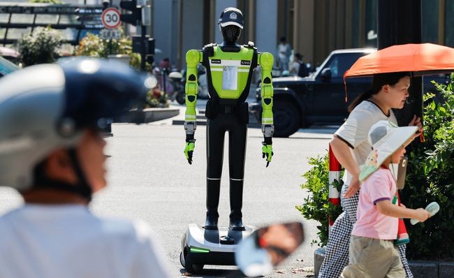 CINA KETAHANAN TEKNOLOGI: KERAHKAN POLISI ROBOT SETINGGI 1,88 METER UNTUK ATUR LALU LINTAS