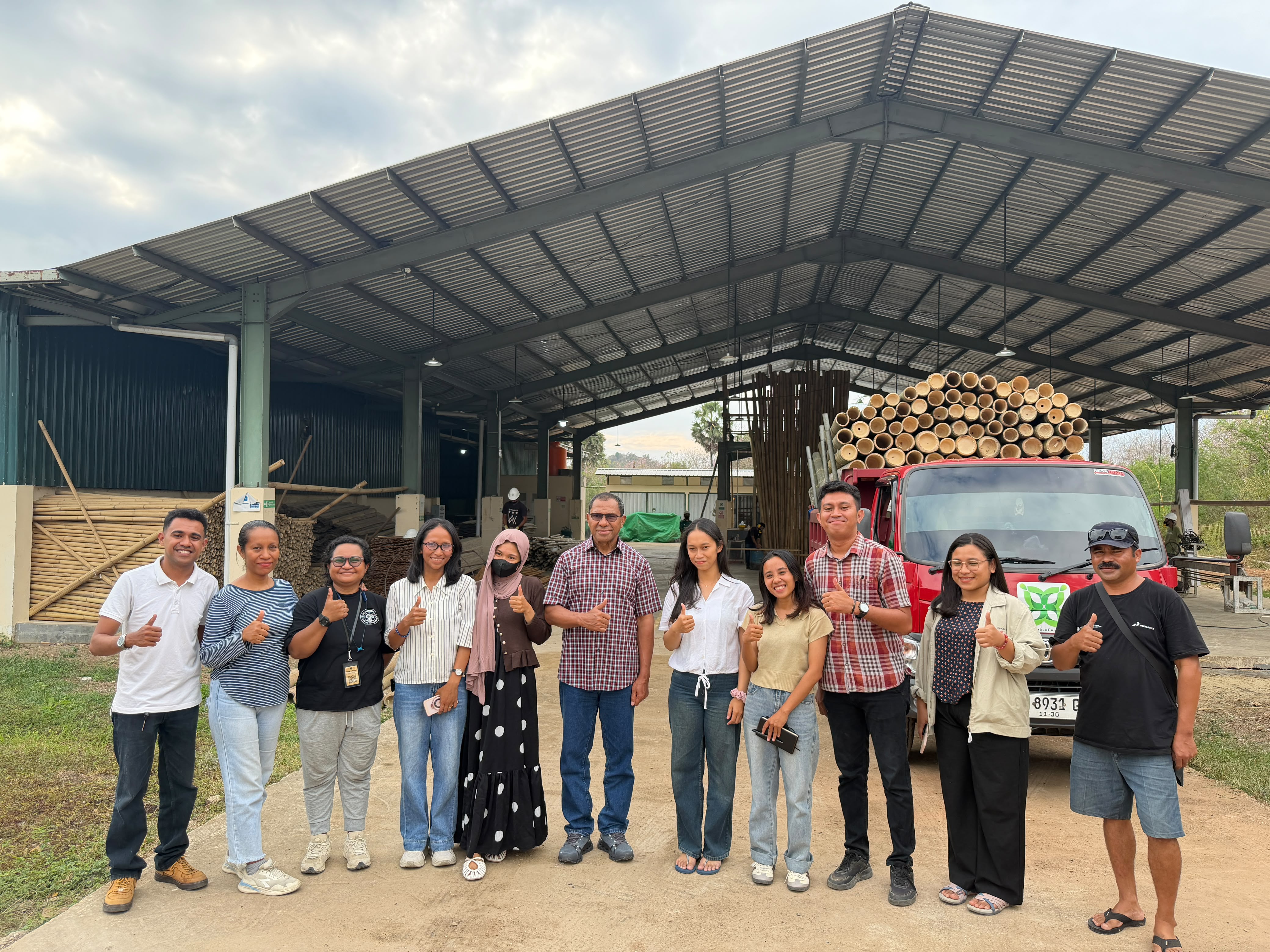 Wakil Gubernur NTT Johni Asadoma meninjau hasil olahan papan bambu berkualitas ekspor di Rumah Bambu YBLL, Labuan Bajo, Selasa (21/7/2026)