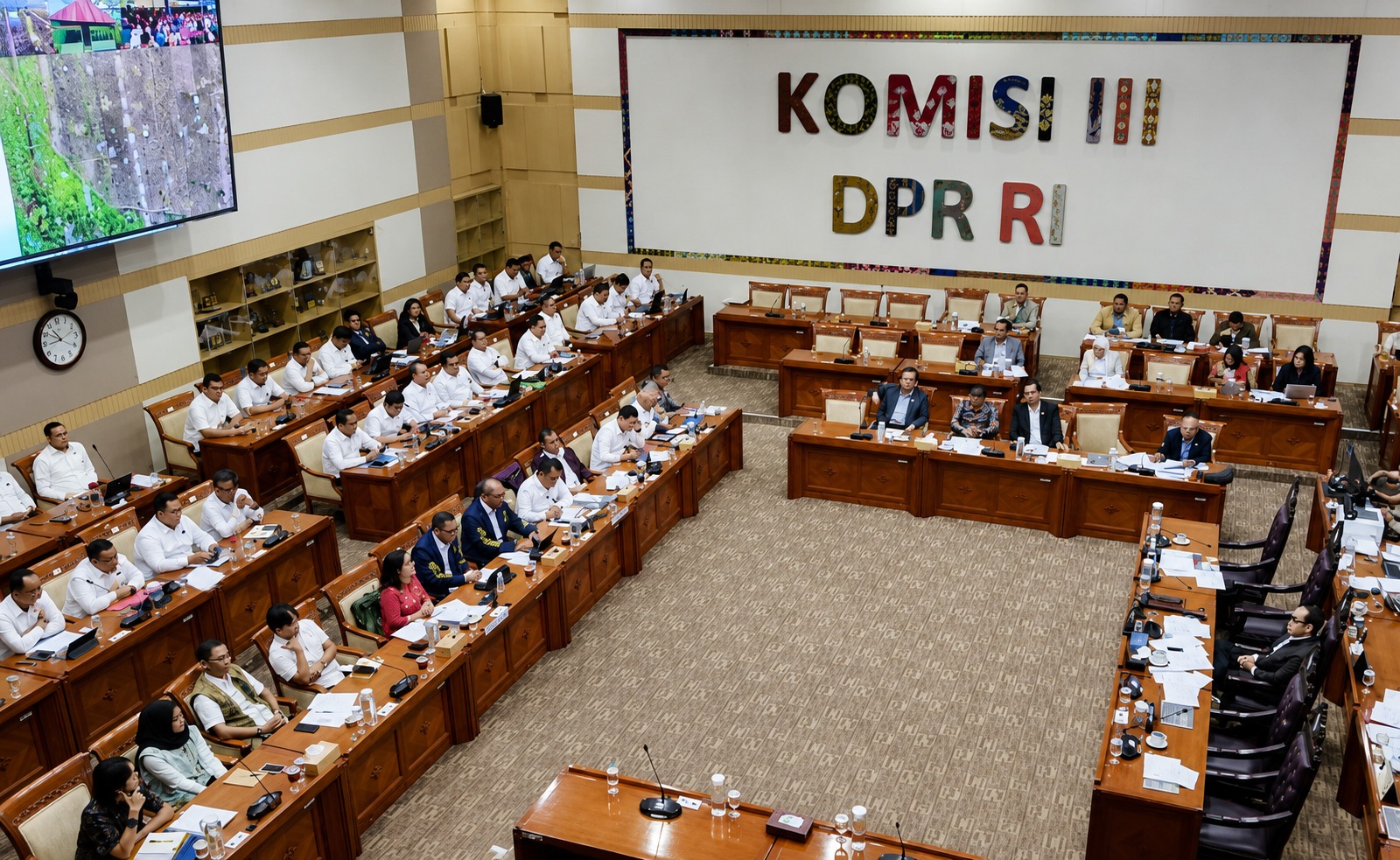 DPR RAPAT PARIPURNA DI TENGAH DEMO 27 AGUSTUS: PROSES RUU PERAMPASAN ASET DILAPORKAN