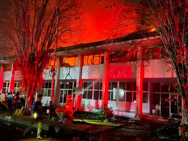 GEDUNG BIRO KESRA SETDA KALTENG TERBAKAR DINI HARI, PENYEBAB DAN KERUGIAN MASIH DISELIDIKI