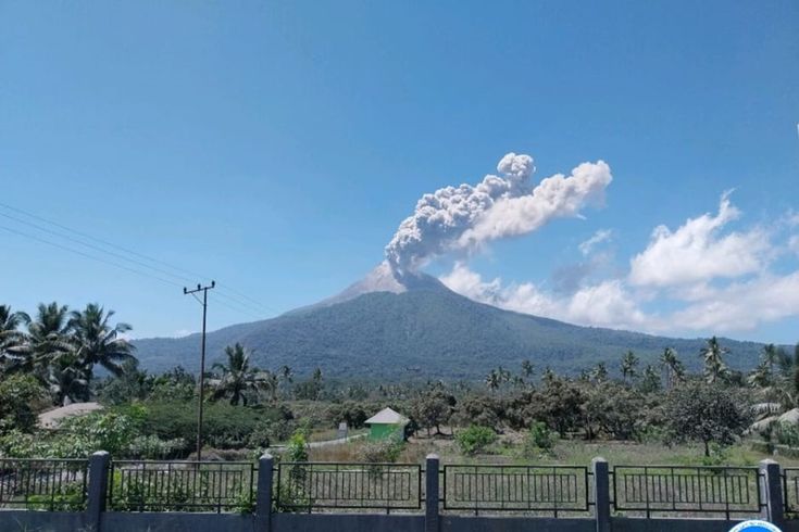 GUNUNG LEWOTOBI LAKI-LAKI ERUPSI LONTARKAN ABU 800 METER, ENAM PENERBANGAN DI BANDARA FRANS SEDA BATAL