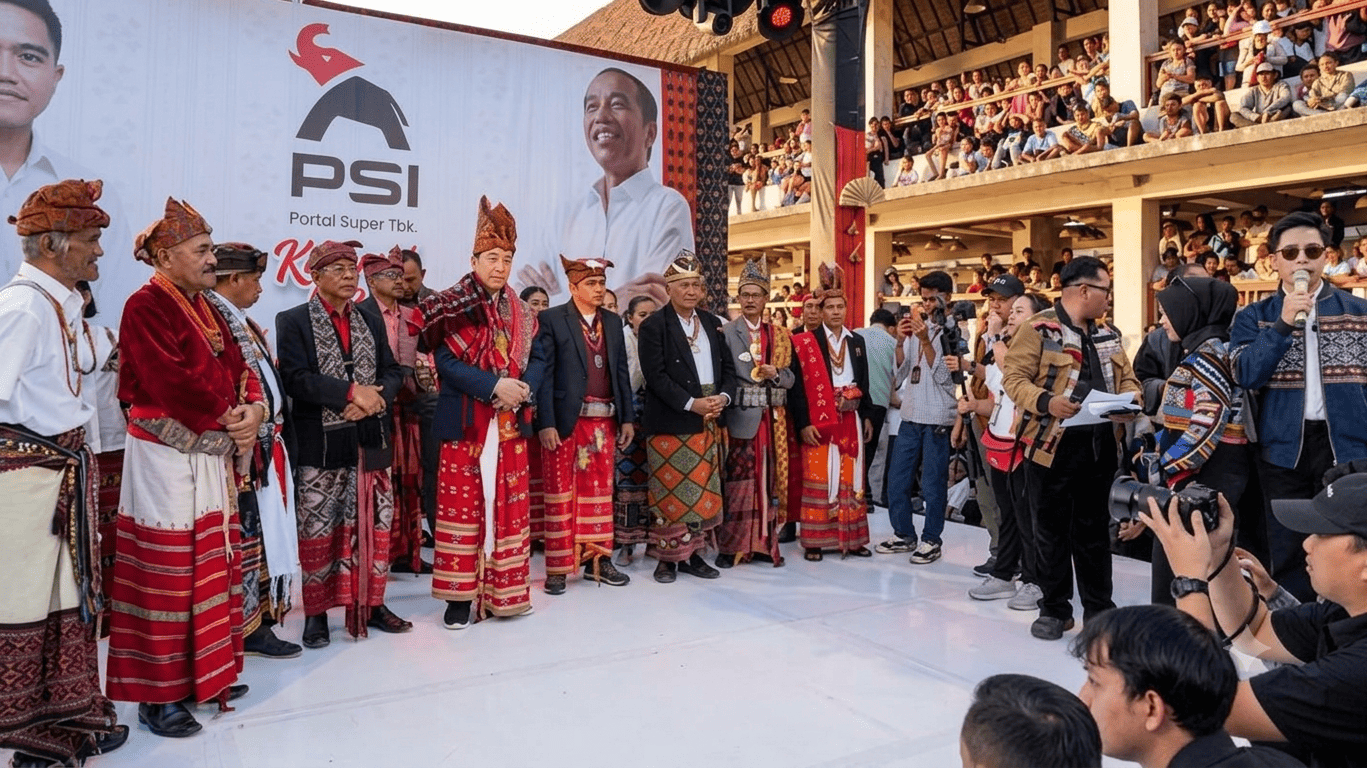 JOKOWI RESMI DINOBATKAN JADI SESEPUH RAJA-RAJA TIMOR DI KUPANG, RAJA AMANATUN: DIA SAUDARA KAMI - AVIS NEWS