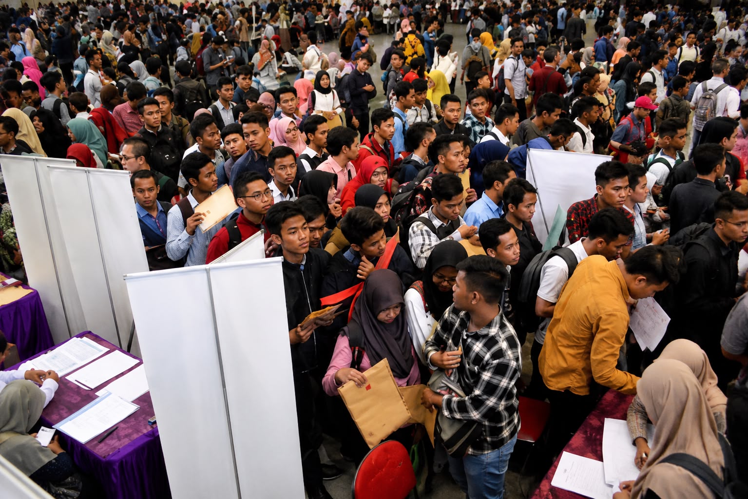 JUTAAN SARJANA MASIH MENGANGGUR