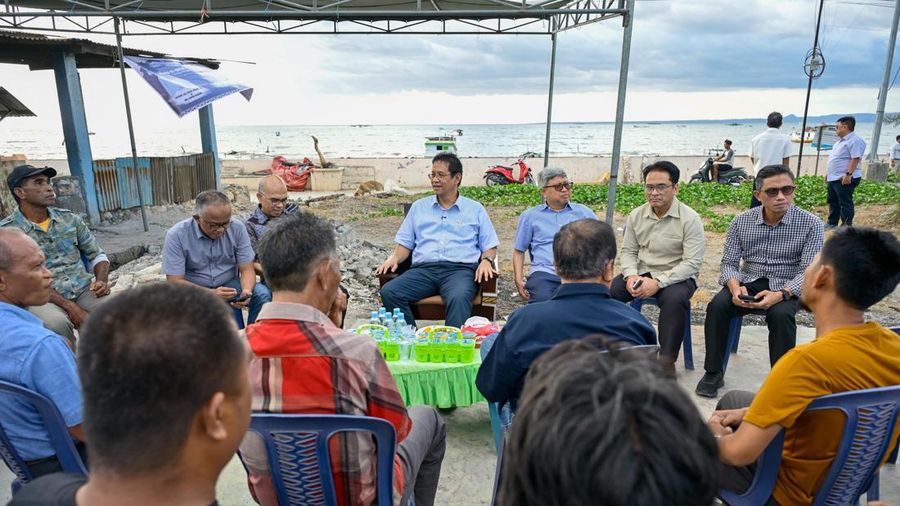 MENKEU PURBAYA TEMUI KORBAN TUMPAHAN MINYAK MONTARA DI NTT, PEMERINTAH SIAPKAN KAJIAN DAN TIM PEMULIHAN LAUT TIMOR