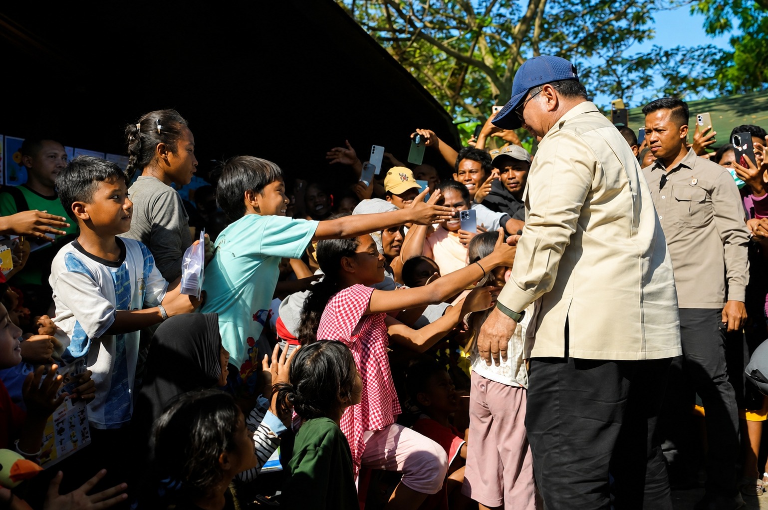 PRABOWO PERINTAHKAN BANGUN SEKOLAH DARURAT DI NTT: SEKOLAH ENGGAK BOLEH BERHENTI