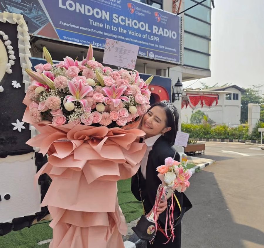 PRILLY LATUCONSINA RAIH GELAR MASTER DENGAN PREDIKAT SUMMA CUM LAUDE, BUKTIKAN PRESTASI AKADEMIK DI TENGAH KESIKAPAN DUNIA HIBURAN
