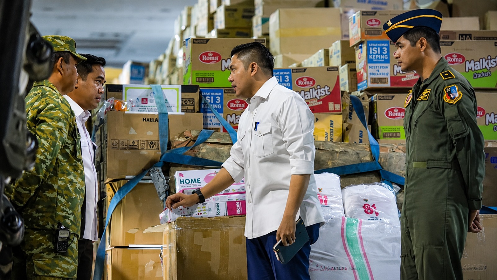 RESPONS CEPAT BENCANA: PEMERINTAH LEPAS 31 TON LOGISTIK NTT DAN 500 POMPA AIR KALIMANTAN