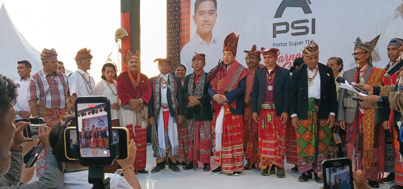 Sonaf Amanuban menyampaikan klarifikasi resmi membantah narasi penobatan Joko Widodo sebagai "Raja Timur" saat Karnaval Budaya di Kupang.