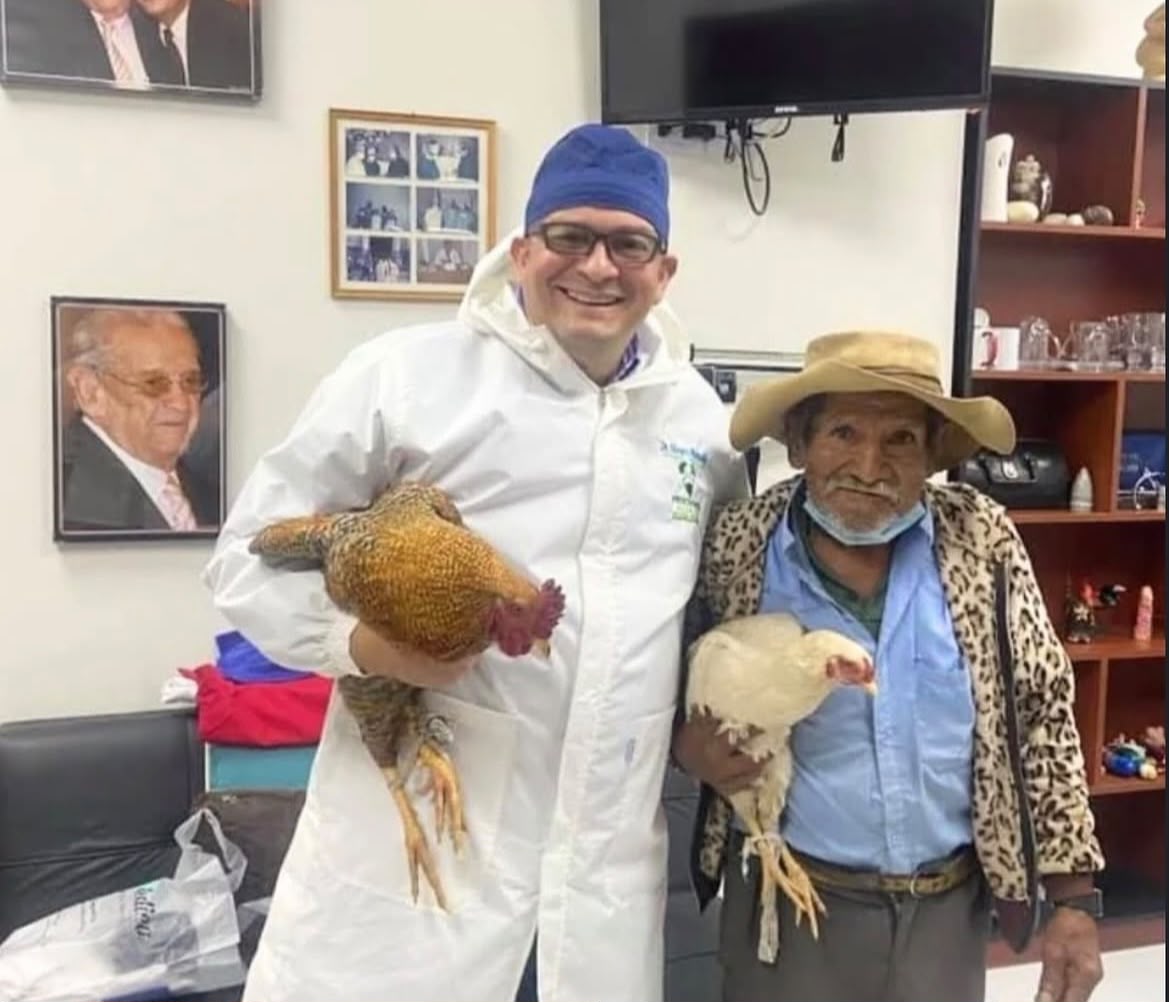 TAK MAMPU BAYAR OPERSI, PETANI BOLIVIA USIA 80 TAHUN KEMBALI BAWA DUA EKOR AYAM