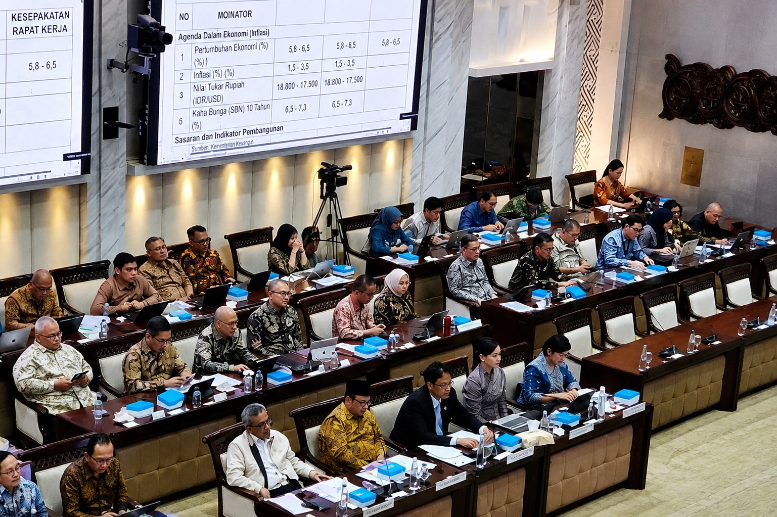 TARGET PERTUMBUHAN EKONOMI 6 PERSEN, RUPIAH DI PROYEKSIKAN DI LEVEL RP17.500 PER DOLAR