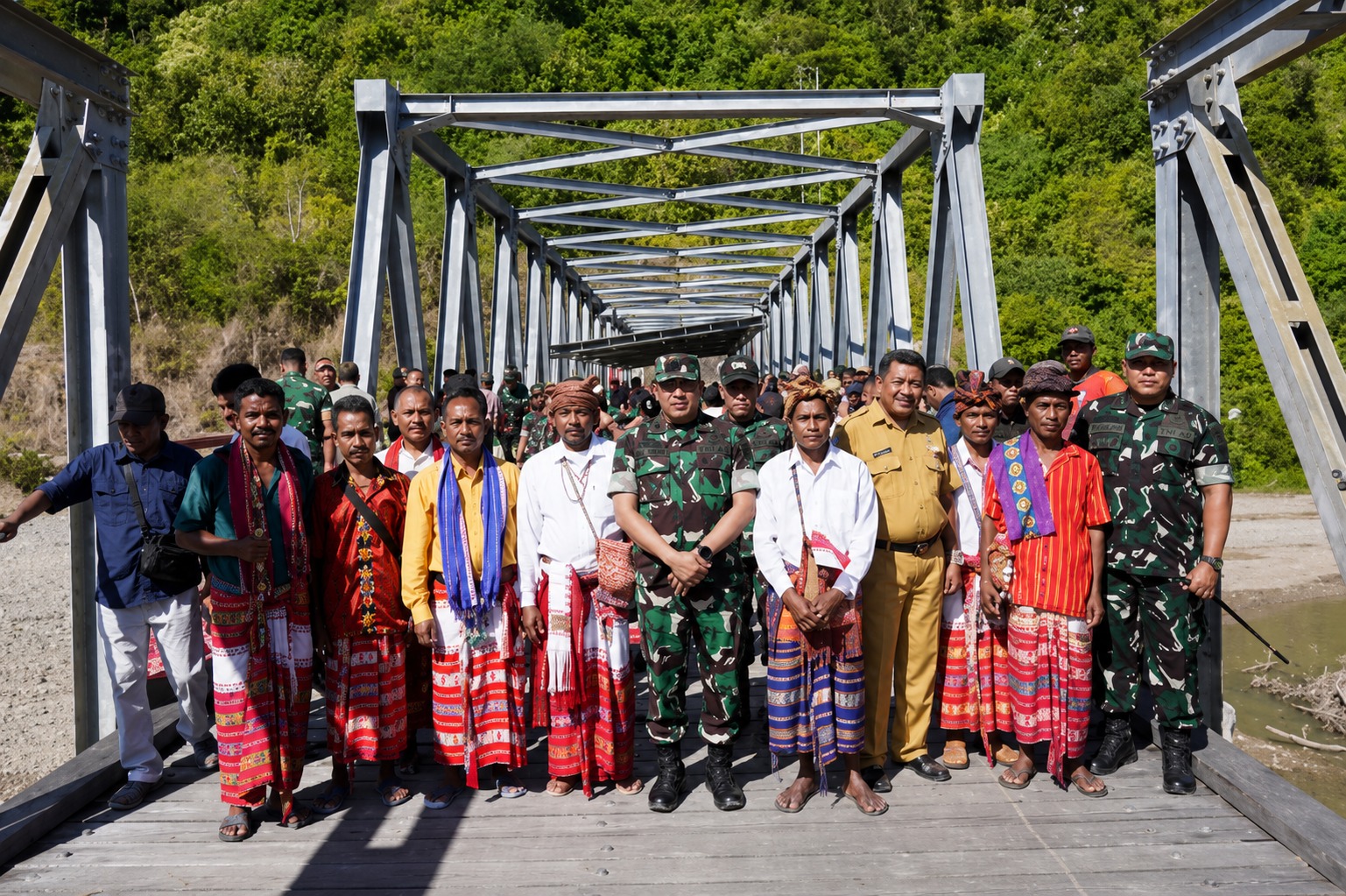 TNI AD KIRIM 200 GELAGAR BAJA BANGUN 4 JEMBATAN PUTUS DI AMFOANG KUPANG, KOREM 161 KAWAL PERCEPATAN