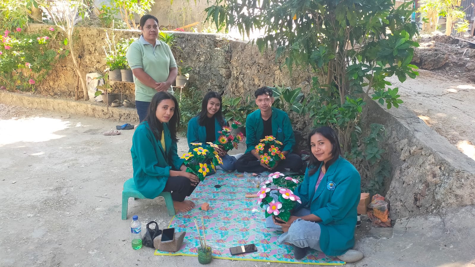 UBAH SAMPAH PLASTIK JADI PELUANG USAHA, UMKM BUNGA ANGEL KUPANG DORONG KREATIVITAS MAHASISWA UNIMOR