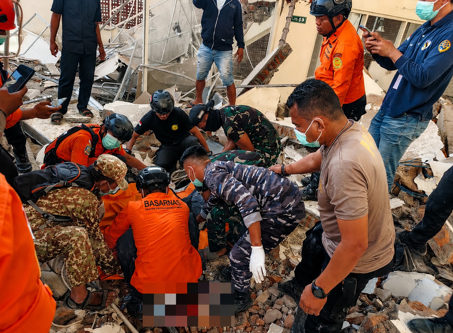 UPDATE GEMPA NTT: KORBAN MENINGGAL BERTAMBAH JADI 100 ORANG, RATUSAN RIBU WARGA MENGUNGSI